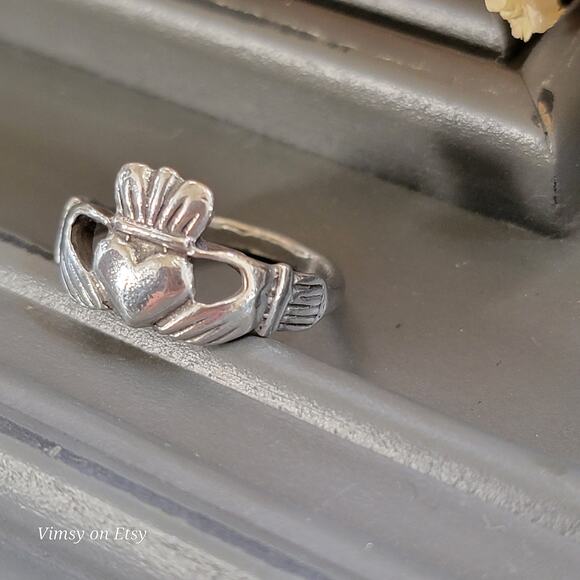 Traditional Claddagh Sterling Silver Ring, Symbolic Irish Vintage Jewelry - Picture 2 of 10